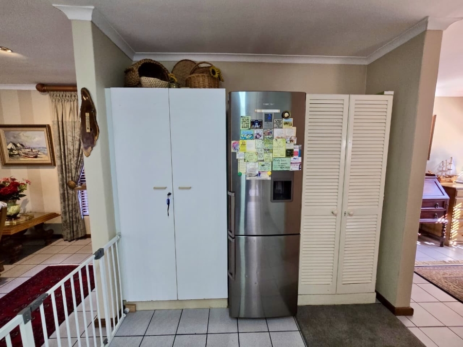 4 Bedroom Property for Sale in Loerie Park Western Cape